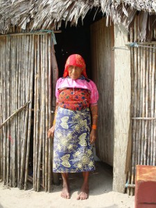 Kuna Frau in traditioneller Kleidung